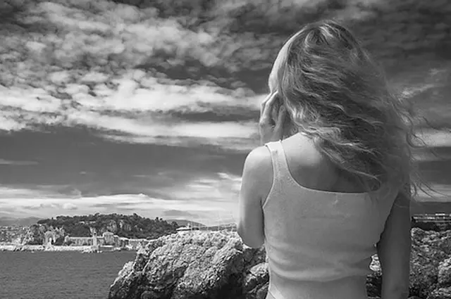 Anna Bela facing the sea and looking for the photo